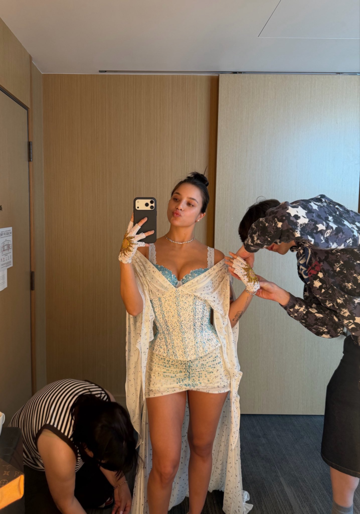 Emilia Mernes brilló con un look celeste y blanco inspirado en Argentina para el Mundial 2026