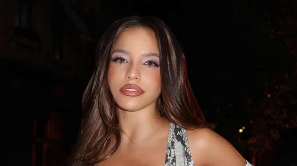 Emilia Mernes brilló con un look celeste y blanco inspirado en Argentina para el Mundial 2026