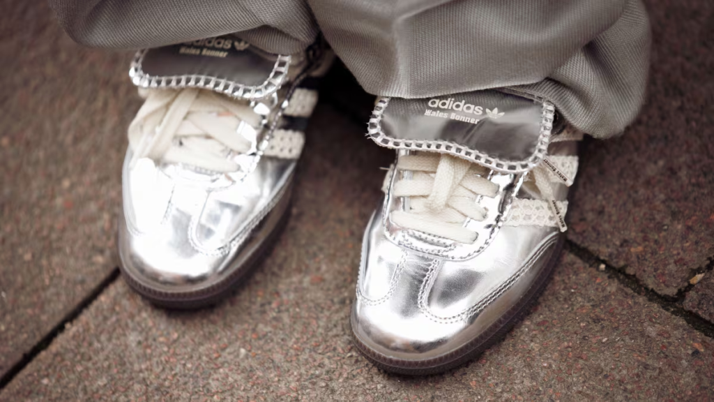 Ni negras ni blancas: las zapatillas que todas las fashionistas usan este año