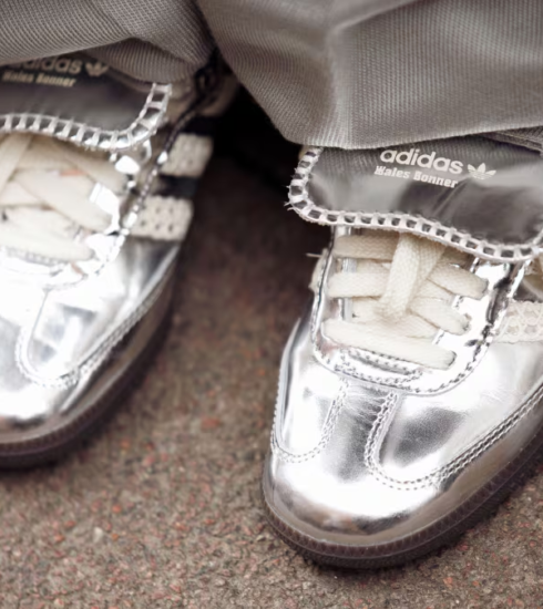 Durante años, las zapatillas negras ocuparon un lugar privilegiado en los guardarropas de todo el mundo. Su versatilidad, facilidad para combinar y capacidad para adaptarse tanto a looks casuales como más sofisticados las convirtieron en una apuesta segura.