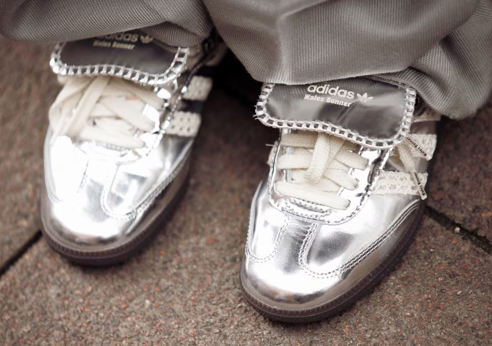 Durante años, las zapatillas negras ocuparon un lugar privilegiado en los guardarropas de todo el mundo. Su versatilidad, facilidad para combinar y capacidad para adaptarse tanto a looks casuales como más sofisticados las convirtieron en una apuesta segura.