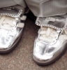 Durante años, las zapatillas negras ocuparon un lugar privilegiado en los guardarropas de todo el mundo. Su versatilidad, facilidad para combinar y capacidad para adaptarse tanto a looks casuales como más sofisticados las convirtieron en una apuesta segura.