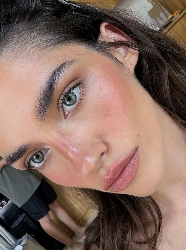 Efecto lifting con rubor: la técnica viral que transforma el rostro en segundos