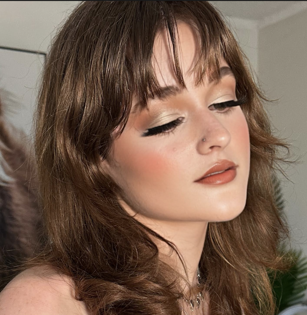 Soft goth makeup: cómo recrear la tendencia de maquillaje que domina las noches