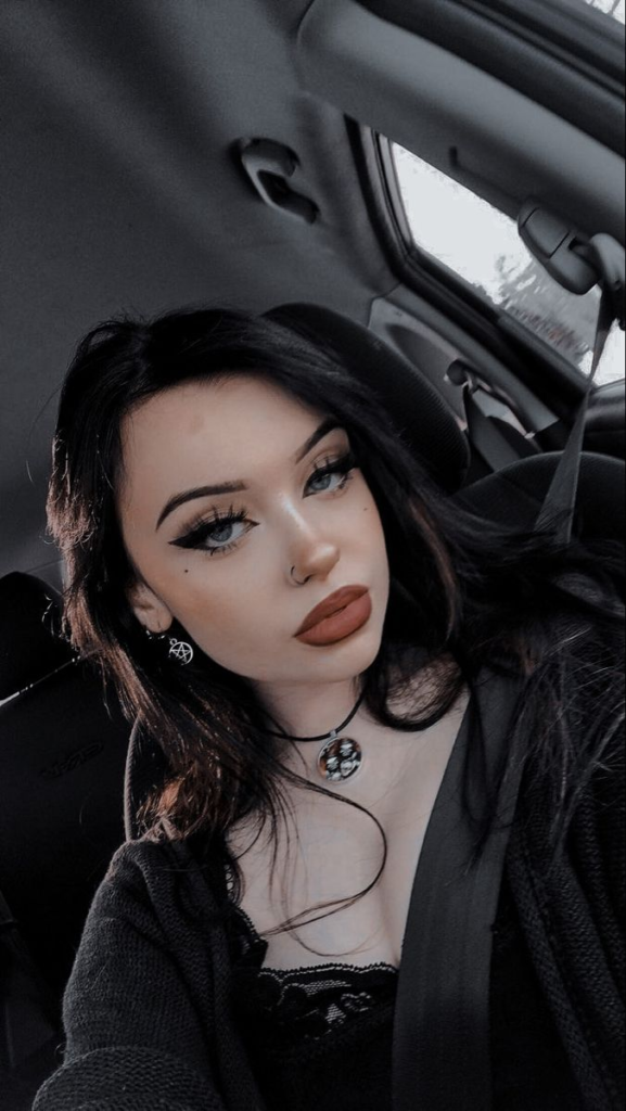 Soft goth makeup: cómo recrear la tendencia de maquillaje que domina las noches
