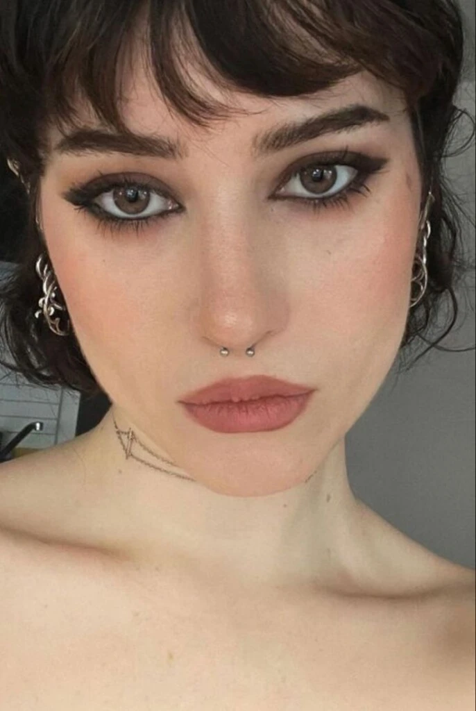 Soft goth makeup: cómo recrear la tendencia de maquillaje que domina las noches