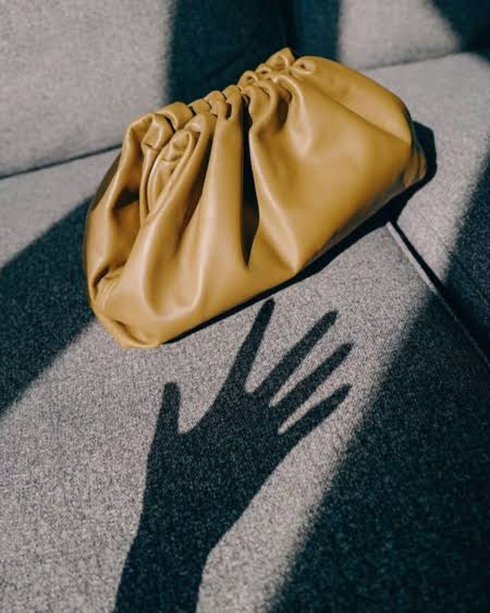 Bolso pouch: cómo usar el accesorio que vuelve a ser tendencia en 2026