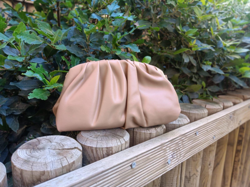 Bolso pouch: cómo usar el accesorio que vuelve a ser tendencia en 2026