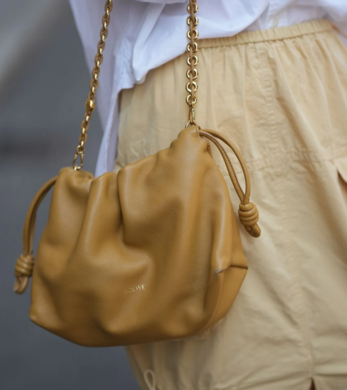 Bolso pouch: cómo usar el accesorio que vuelve a ser tendencia en 2026