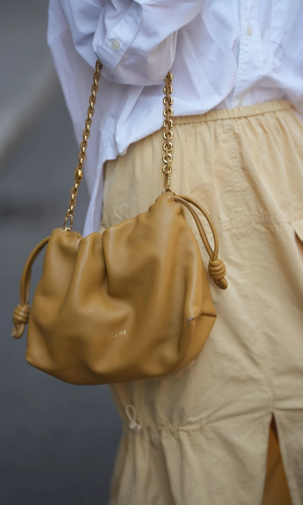 Bolso pouch: cómo usar el accesorio que vuelve a ser tendencia en 2026