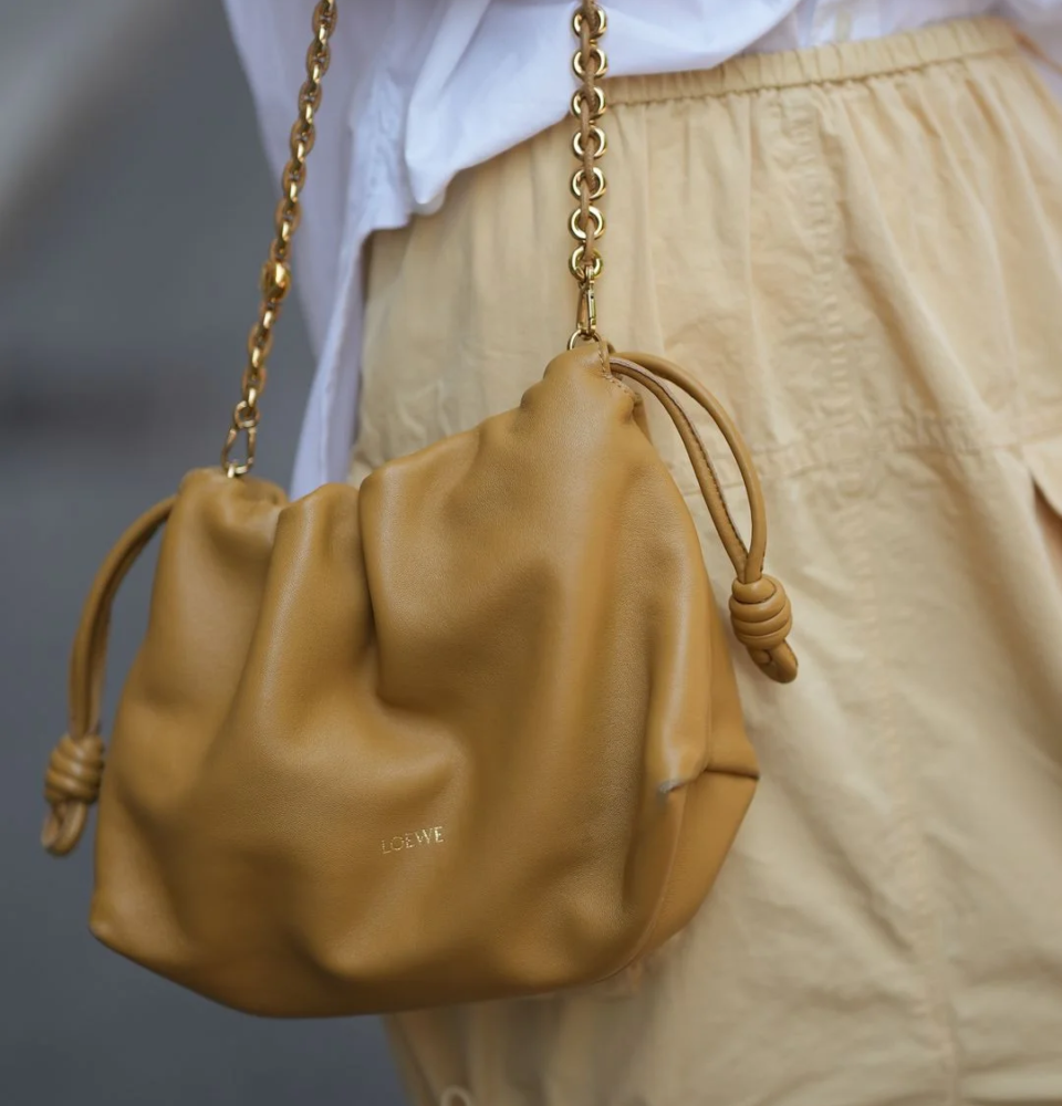 Bolso pouch: cómo usar el accesorio que vuelve a ser tendencia en 2026