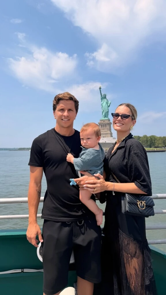 Eva Bargiela sorprendió con un look total black ideal para recorrer Nueva York con estilo