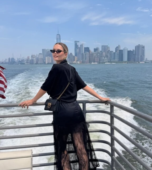 Eva Bargiela sorprendió con un look total black ideal para recorrer Nueva York con estilo