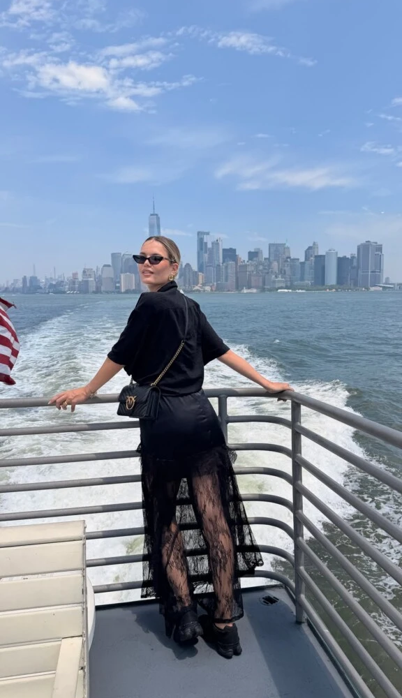 Eva Bargiela sorprendió con un look total black ideal para recorrer Nueva York con estilo