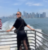 Eva Bargiela sorprendió con un look total black ideal para recorrer Nueva York con estilo