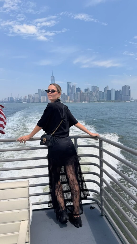 Eva Bargiela sorprendió con un look total black ideal para recorrer Nueva York con estilo