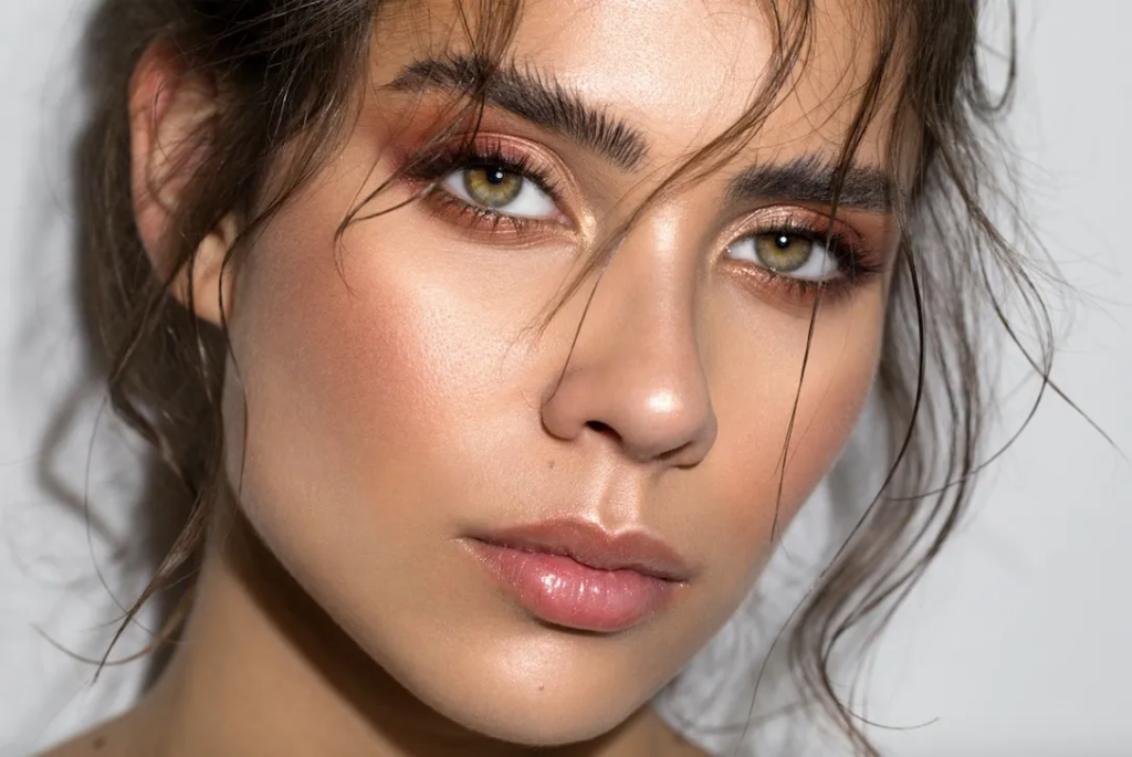 Maquillaje glow 2026: la técnica que deja la piel fresca y luminosa