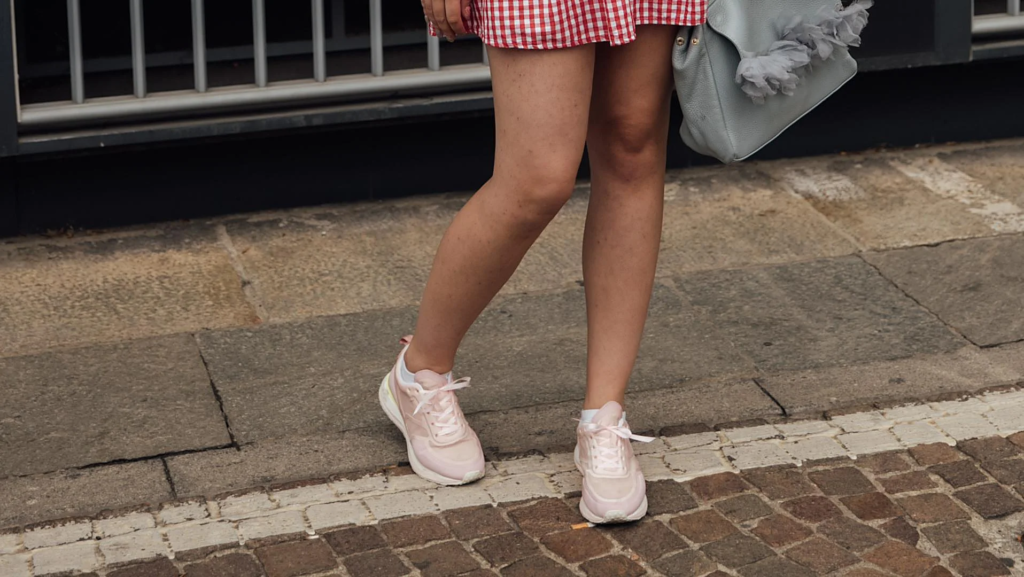 Las zapatillas rosa bebé son tendencia: el color que conquista la moda este 2026