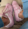 Las zapatillas rosa bebé son tendencia: el color que conquista la moda este 2026