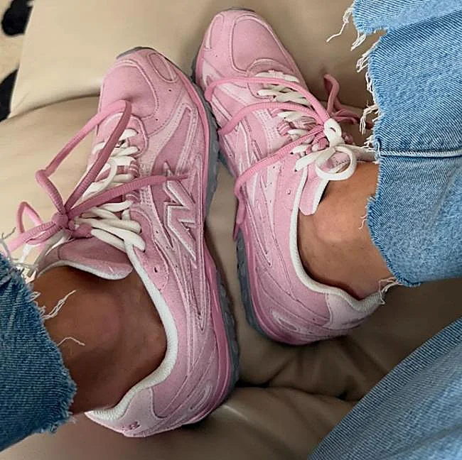 Las zapatillas rosa bebé son tendencia: el color que conquista la moda este 2026