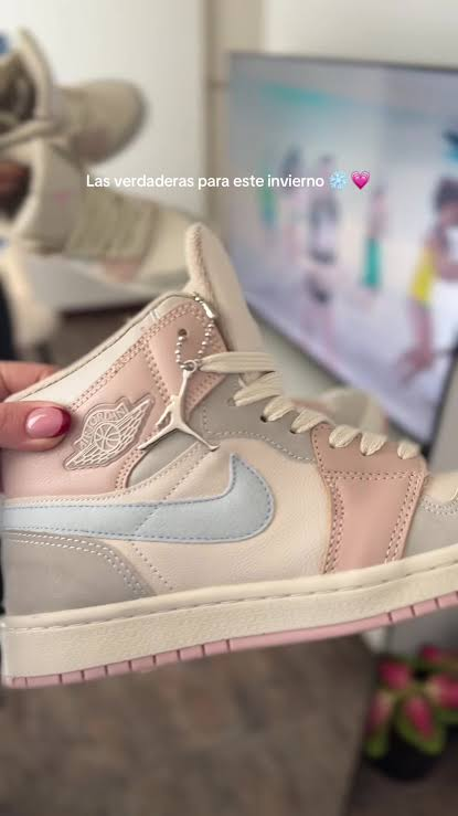 Las zapatillas rosa bebé son tendencia: el color que conquista la moda este 2026