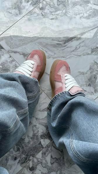 Las zapatillas rosa bebé son tendencia: el color que conquista la moda este 2026