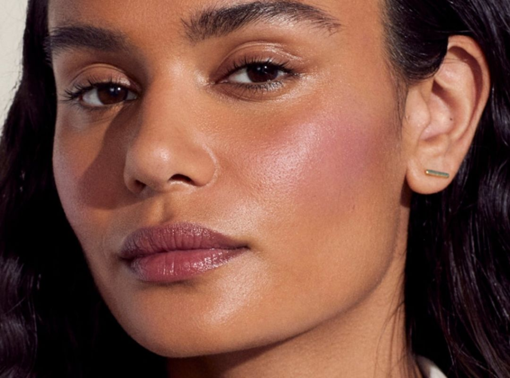 Qué es el Satin Skin Makeup, la tendencia beauty que deja una piel luminosa y natural