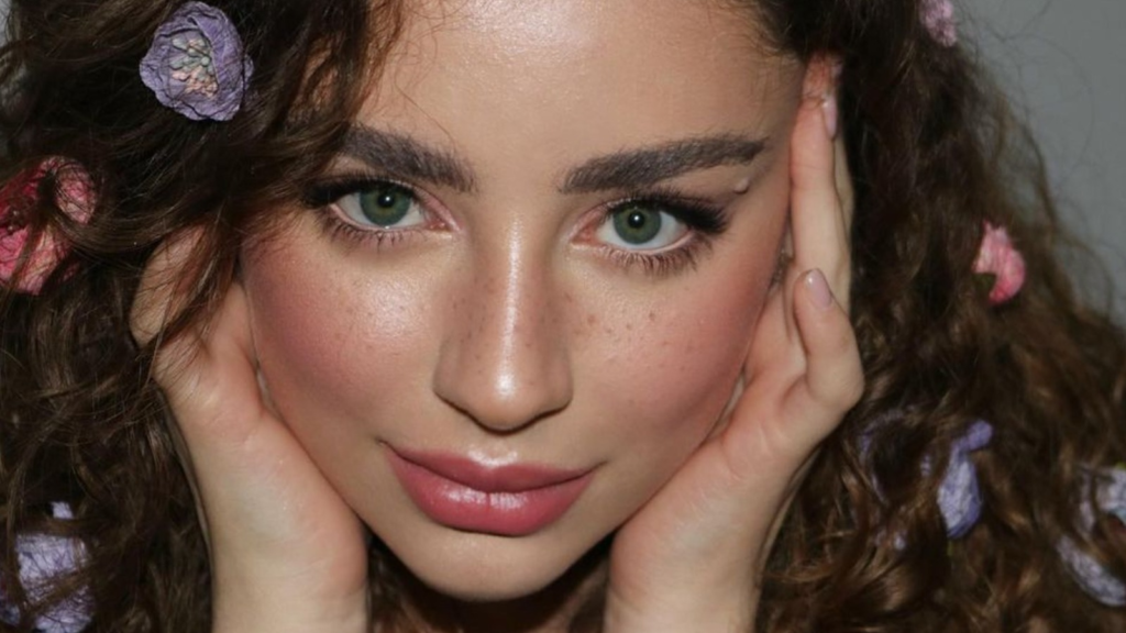 Qué es el Satin Skin Makeup, la tendencia beauty que deja una piel luminosa y natural