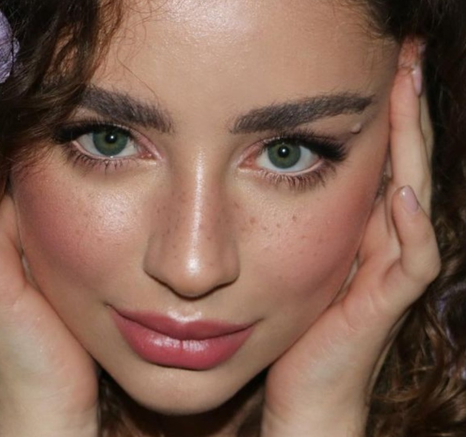 Qué es el Satin Skin Makeup, la tendencia beauty que deja una piel luminosa y natural