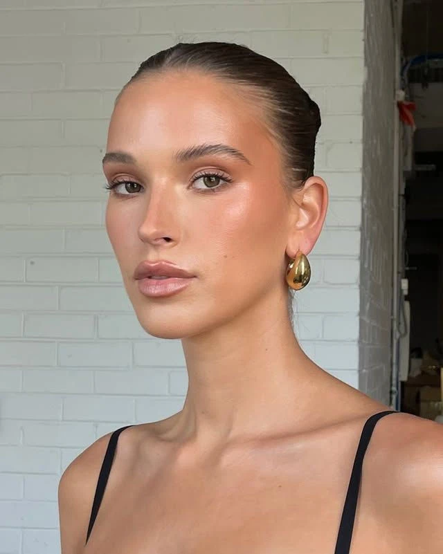 Qué es el Satin Skin Makeup, la tendencia beauty que deja una piel luminosa y natural