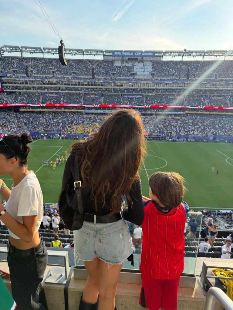 Eva De Dominici deslumbró con un look casual para ver el partido entre Francia y Suecia