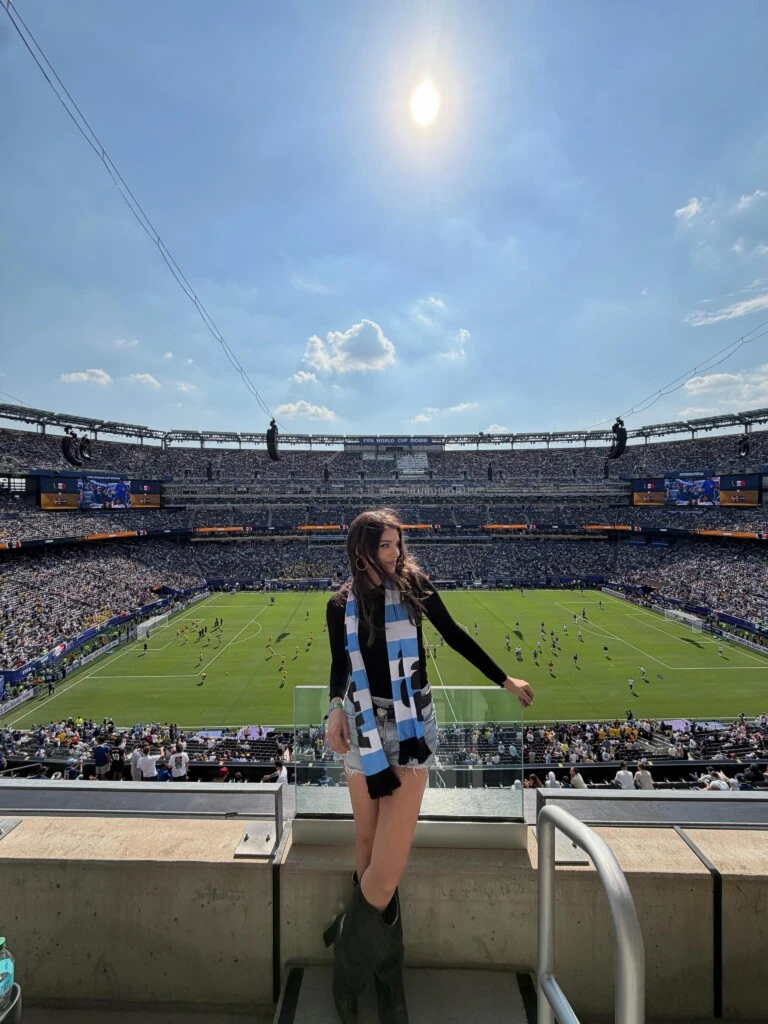 Eva De Dominici deslumbró con un look casual para ver el partido entre Francia y Suecia