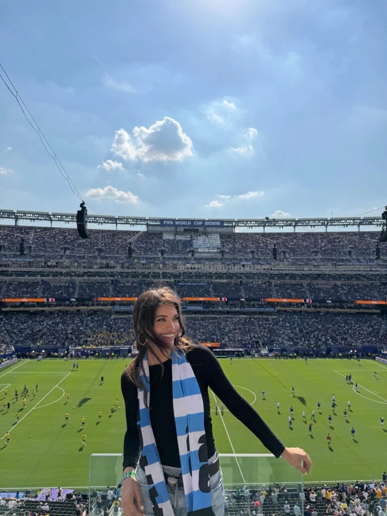 Eva De Dominici deslumbró con un look casual para ver el partido entre Francia y Suecia