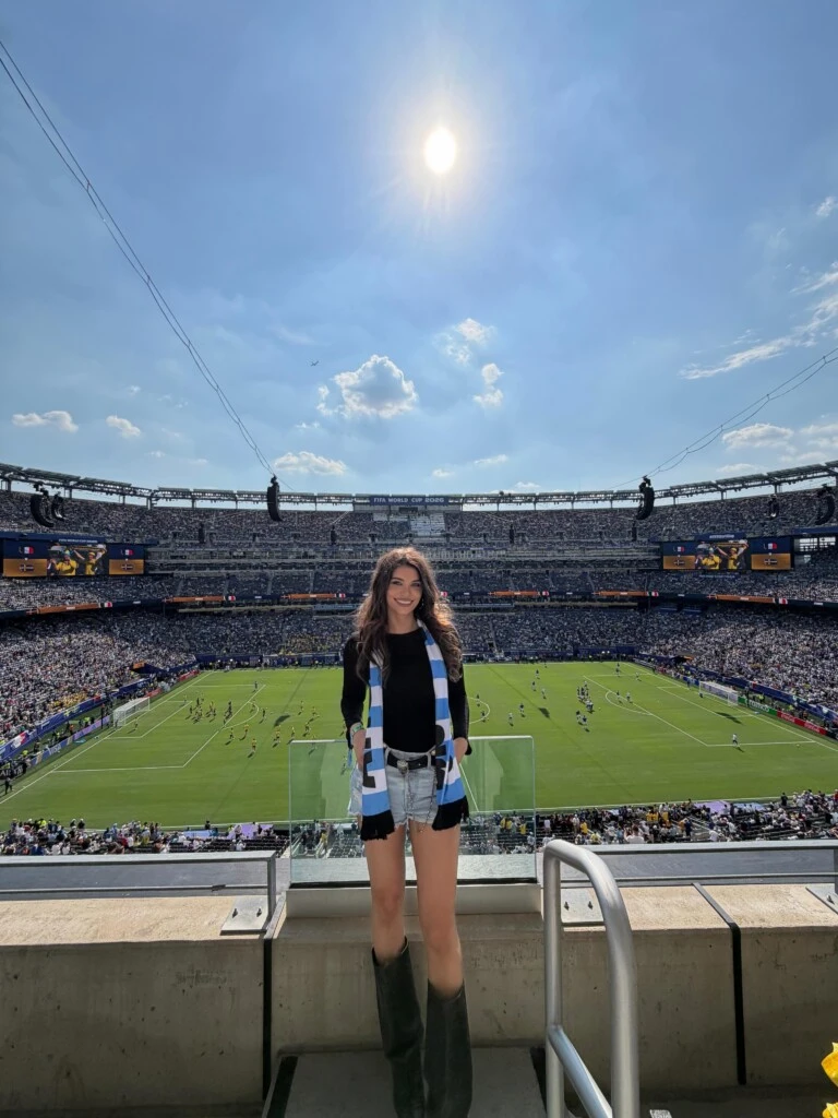 Eva De Dominici deslumbró con un look casual para ver el partido entre Francia y Suecia