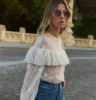 Poleras de encaje: la tendencia elegante que transforma cualquier look este invierno