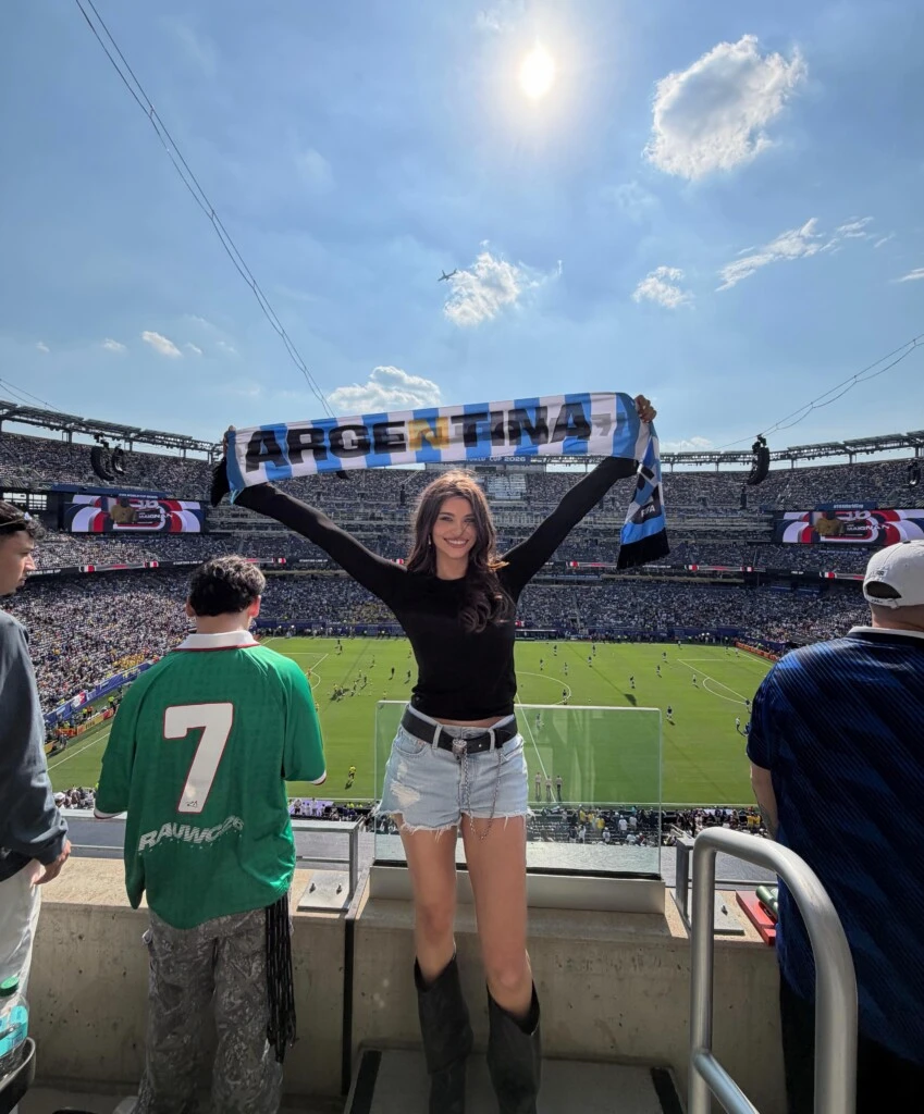Eva De Dominici deslumbró con un look casual para ver el partido entre Francia y Suecia