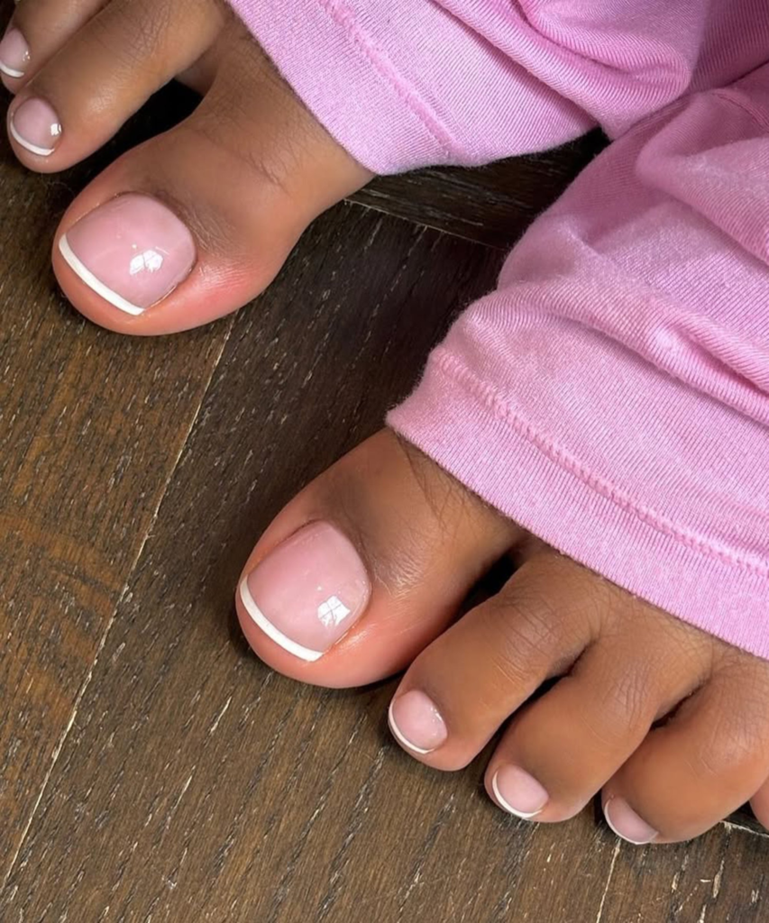 French pedi: la pedicura francesa que vuelve a ser tendencia para el verano 2026/27