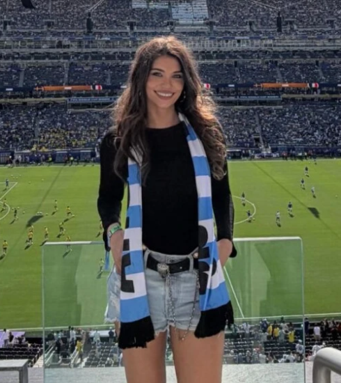 Eva De Dominici deslumbró con un look casual para ver el partido entre Francia y Suecia