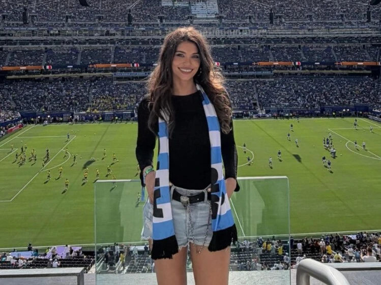 Eva De Dominici deslumbró con un look casual para ver el partido entre Francia y Suecia