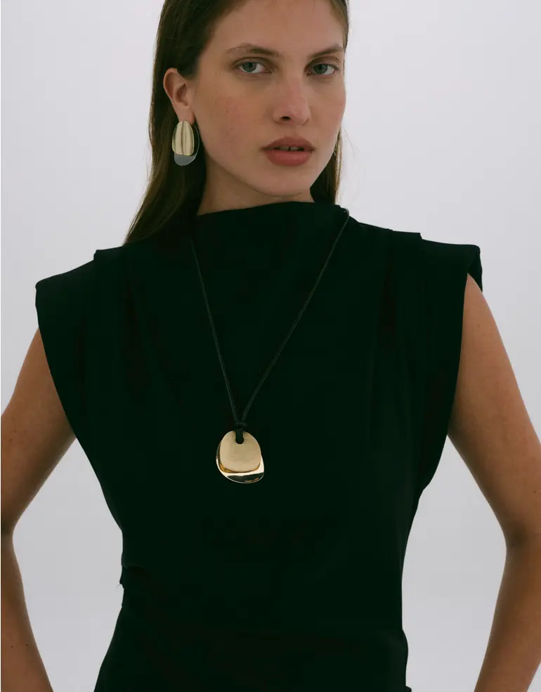 Collar largo: el accesorio que será tendencia en la primavera-verano 2027 y transformará cualquier look