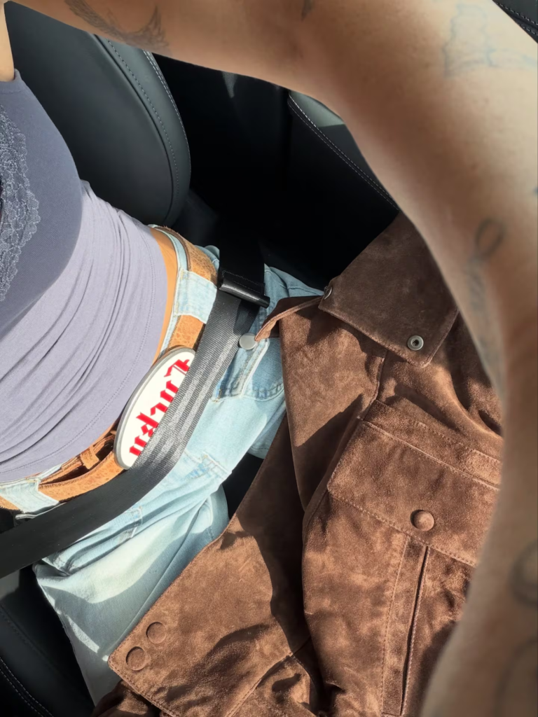 Tini Stoessel deslumbró en Miami con un look sporty chic y un bolso de lujo