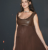 Anne Hathaway deslumbró con un vestido chocolate y confirmó el color más elegante de 2026