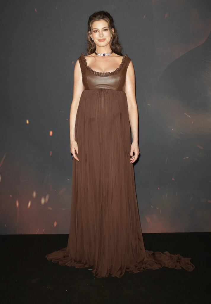Anne Hathaway deslumbró con un vestido chocolate y confirmó el color más elegante de 2026