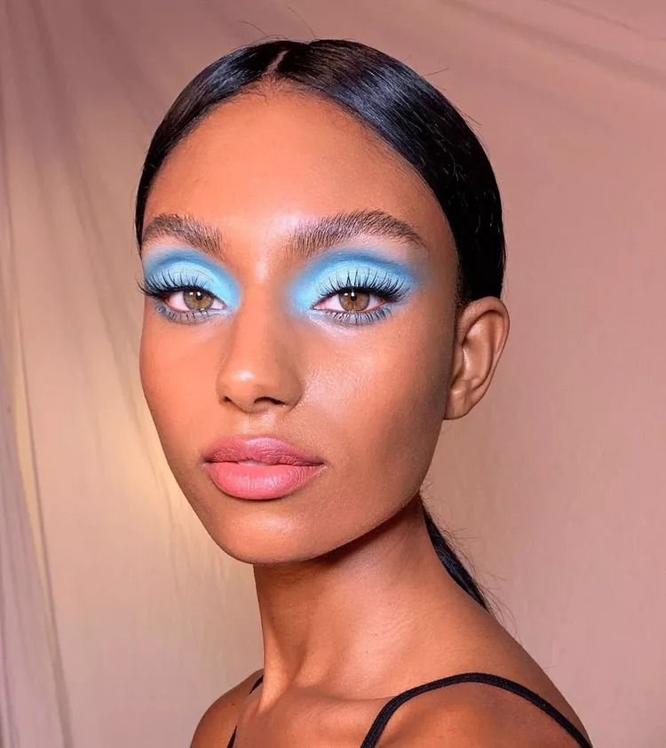 Qué es el Pop of Blue, el maquillaje azul que será tendencia durante el Mundial 2026