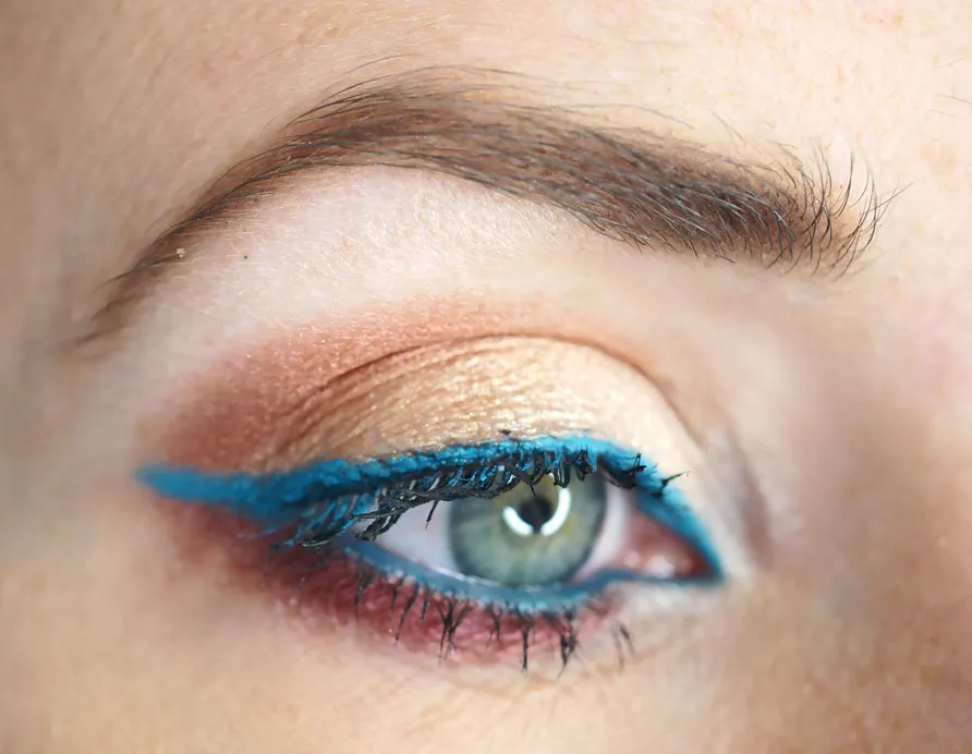 Qué es el Pop of Blue, el maquillaje azul que será tendencia durante el Mundial 2026
