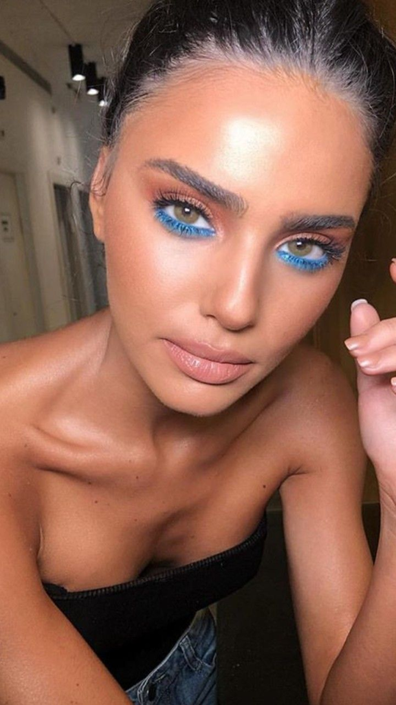 Qué es el Pop of Blue, el maquillaje azul que será tendencia durante el Mundial 2026