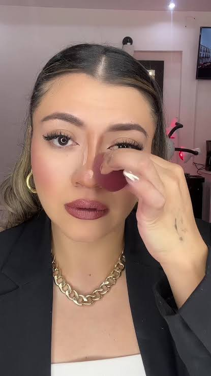 Cómo afinar la nariz con maquillaje: el truco con iluminador que usan los expertos