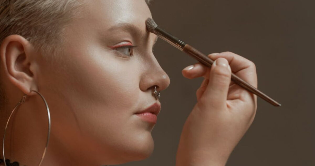 Cómo afinar la nariz con maquillaje: el truco con iluminador que usan los expertos